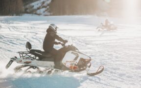 Snowmobile tour Lapland och underbar dogsledding northern Sweden