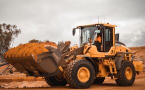 Bilden visar en hjullastare. Att serva en traktor med rätt oljefilter och luftfilter till traktor och hjullastare vid service och reparationer är viktigt för livslängden på din maskinpark.