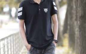 Bilden visar en person i pikét med tryck och brodyr. Profilreklam finns som profilkläder som Piké tröjor och olika huvtröjor som hoodies,