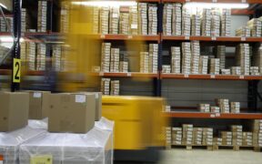 Bilden visar en lagerlokal. Ett logistikföretag kan med hjälp av logistikkonsulter effektivisera ditt lager eller din e-handels logistik med ett 3PL lager.