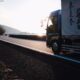 Bilden visar en lastbil som utför varulogistik internationellt. Logistikföretag och logistiktjänster inom varulogistik bör ske av en erfaren speditör samt transportföretag.